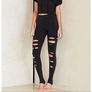 ALO High Waisted Ripped Warrior Legging (Black, M)